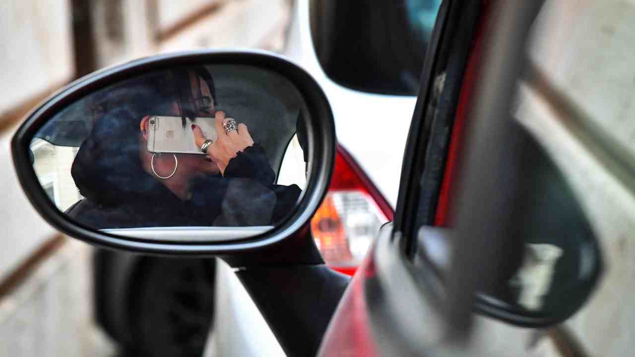 Cellulare alla guida: come configurare il vivavoce per non prendere multe e non causare incidenti (ANSA)