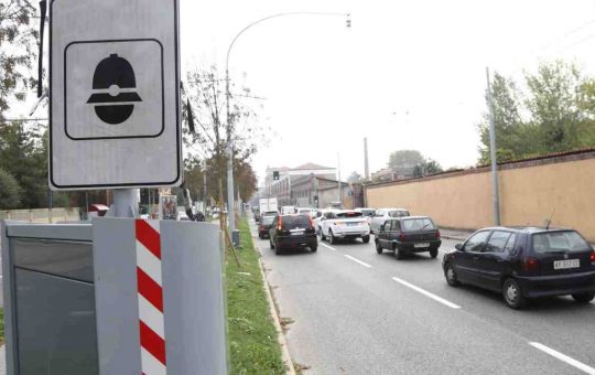 Come evitare multe per eccesso di velocità dell'autovelox. Il trucco legale. (ANSA)
