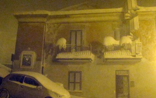 Come rimuovere la neve dall'auto senza causare danni al parabrezza e alla carrozzerie (ANSA)