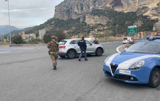 Controlli polizia: se ti trovano con questo componente modificato rischi 1600 euro di multa. (ANSA)