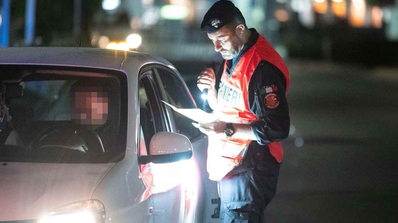 Guida notturna: Sanzione di 300€ per questa piccola imperfezione nell'auto. (ANSA)