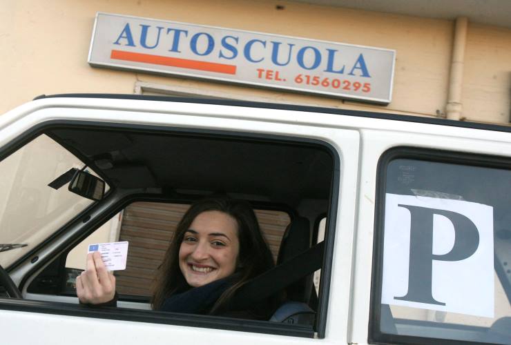 Limiti di potenza dei veicoli per i neopatentati: stai attento alla carta di circolazione (ANSA)