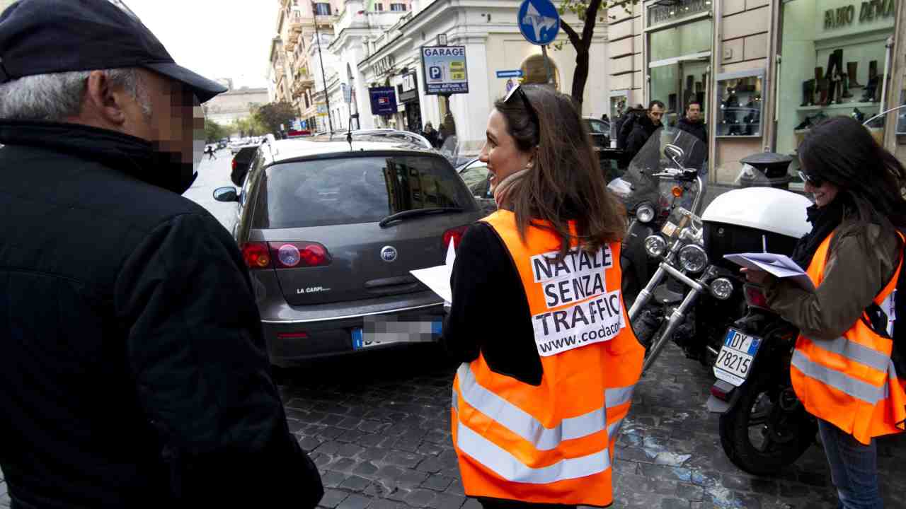 Maleducazione e inciviltà alla guida: rischi la denuncia penale. (ANSA)