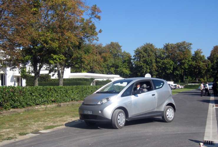 Auto senza patente. Quali è possibile guidare e quanto costano quelle elettriche. (ANSA)