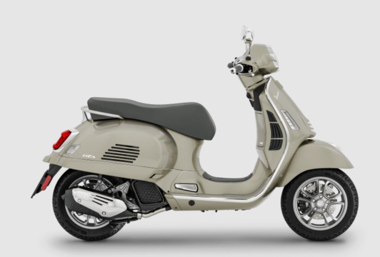 Scooter e moto: i trucchi per risparmiare benzina. Ecco l'ultimo modello di Vespa. (Web)