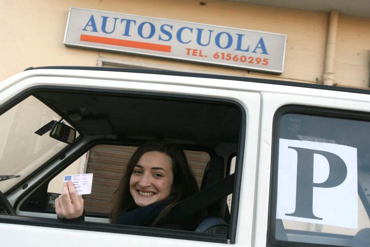 Punti Patente. Rischi di perderne 20 in un colpo solo se sei neopatentato. (ANSA)