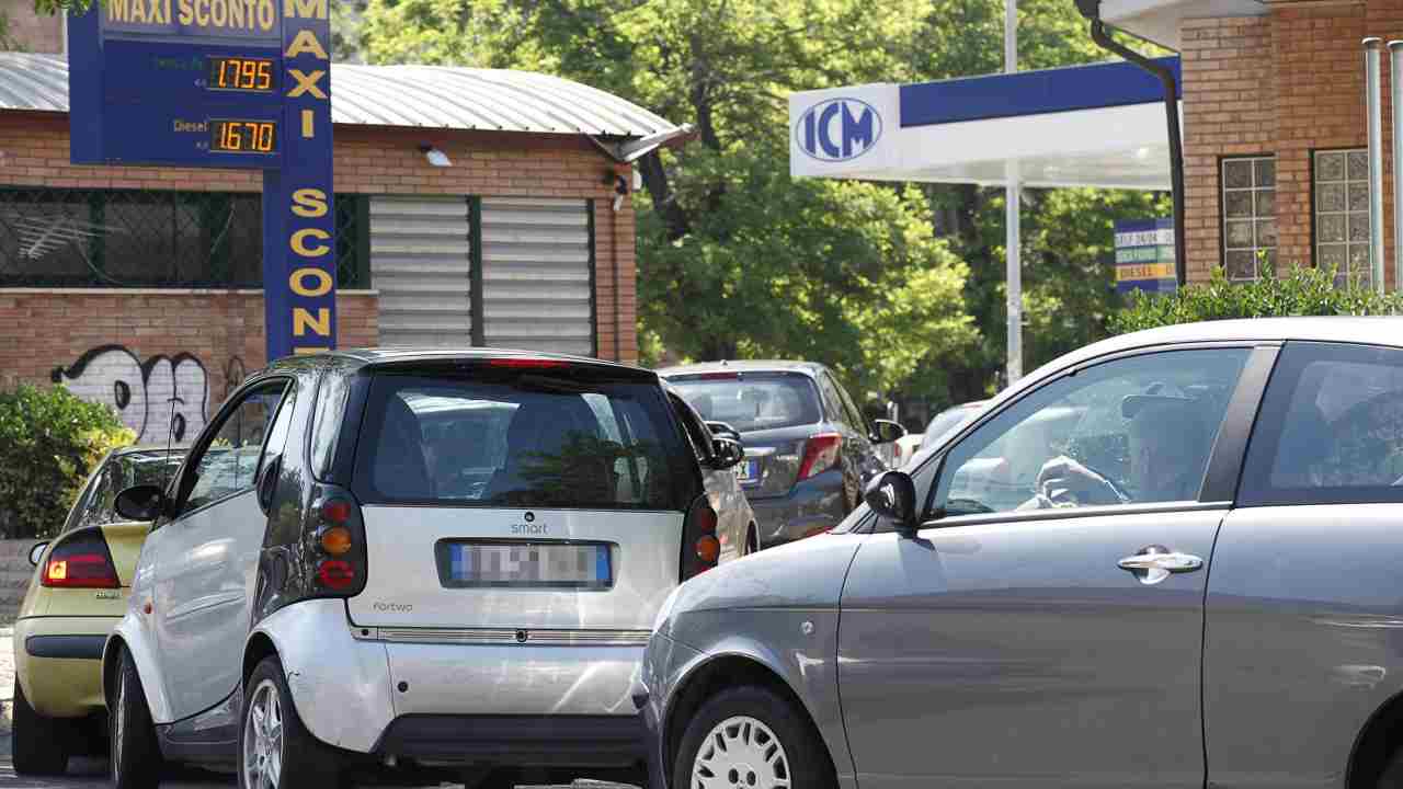 Risparmiare sul costo della benzina: un trucco utilissimo (ANSA)