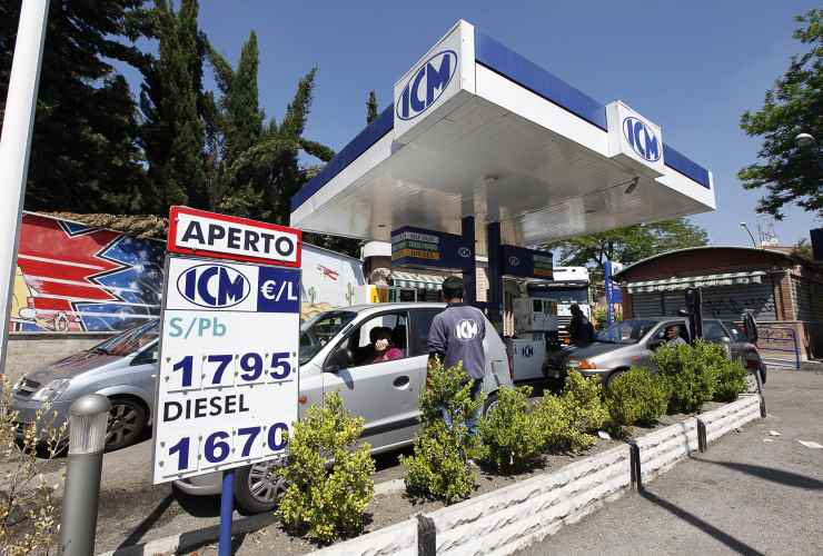 Risparmiare sul costo della benzina: un trucco utilissimo sfruttando alcuni distributori. Parliamo delle Pompe Bianche. Ecco come trovarle in tutta Italia. (ANSA)