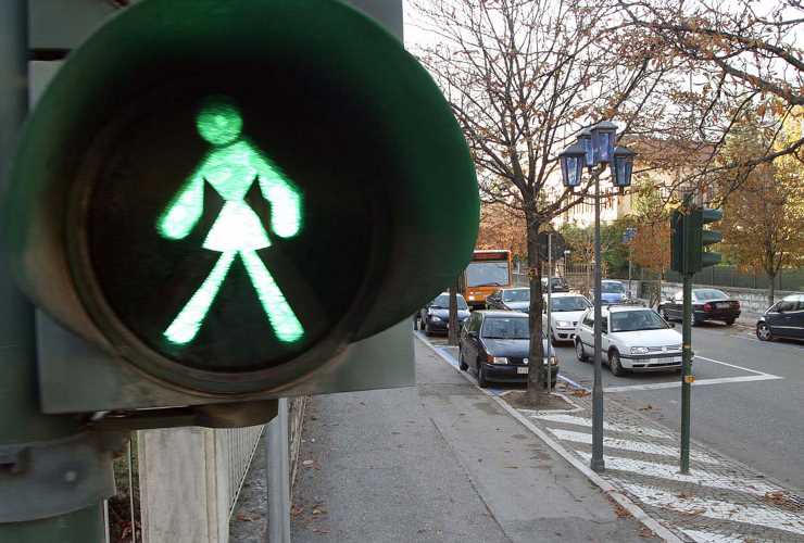Semafori: attenzione a passare col verde, potresti avere pure torto : il pedone ha sempre la precedenza. (ANSA)