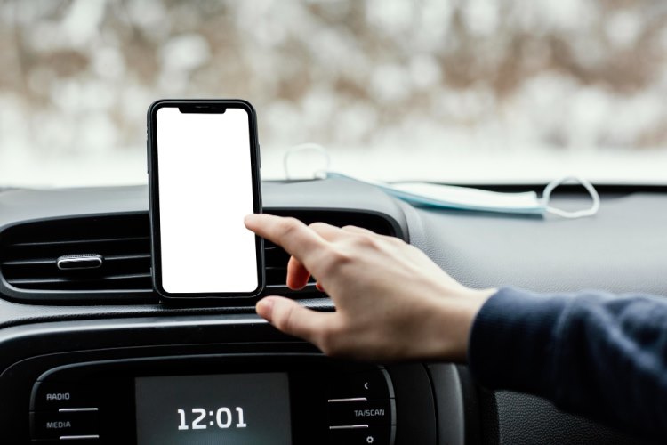 Uso dello smartphone alla guida. Come farlo secondo il CdS? Usare l'integrazione touch e bluetooth dell'auto con Android Auto e Apple CarPlay. (Web)