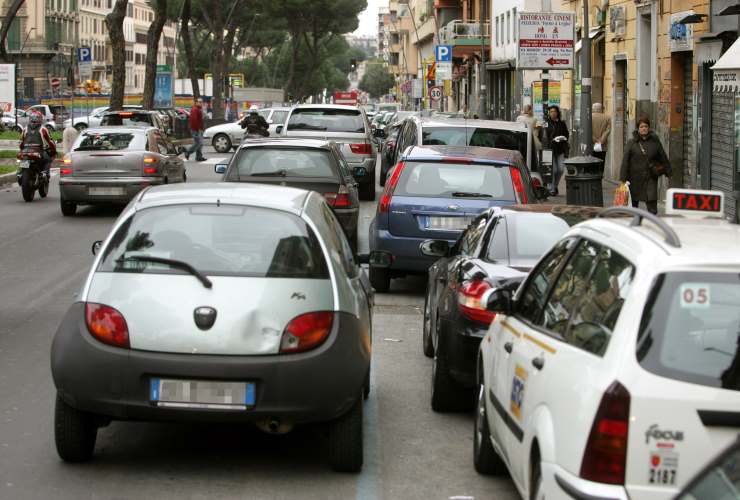 Maleducazione e inciviltà alla guida: rischi la denuncia penale se lasci l'auto in doppia fila. (ANSA)