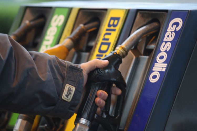 Prezzi benzina: i distributori da evitare perché sospettati di speculazione sui prezzi. (ANSA)