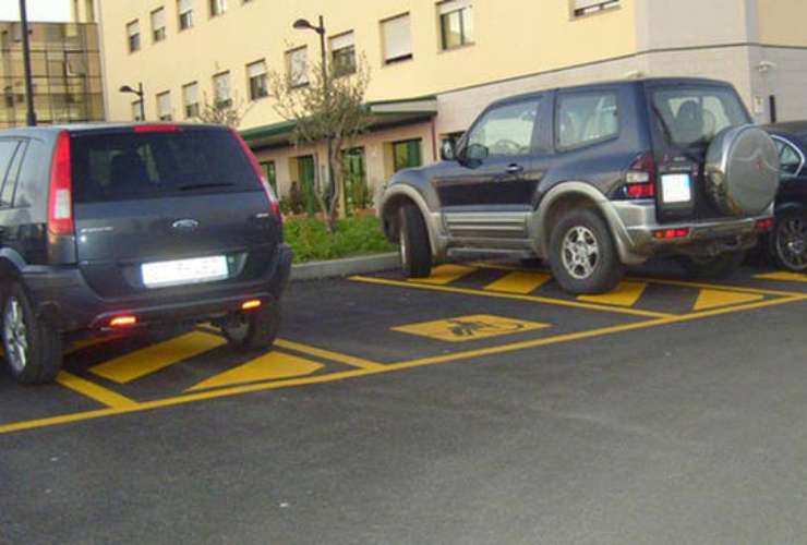 Parcheggi negli spazi per invalidi, le sanzioni possono superare i 600 euro