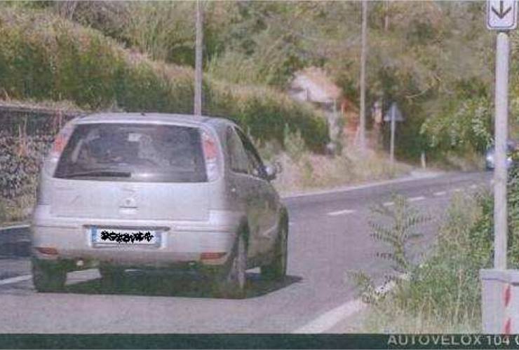 Un autovelox dei Carabinieri ha immortalato una targa contraffatta. (ANSA)