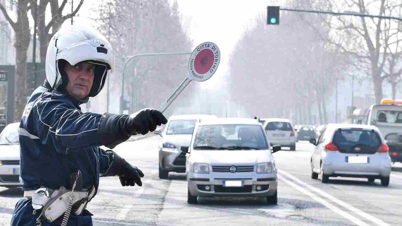 Controlli targhe: sanzioni salate per chi non è in regola. (ANSA)