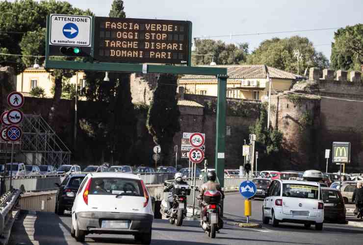 Controlli targhe: le targhe devono essere sempre leggibili, indispensabile per la circolazione a targhe alterne. (ANSA)