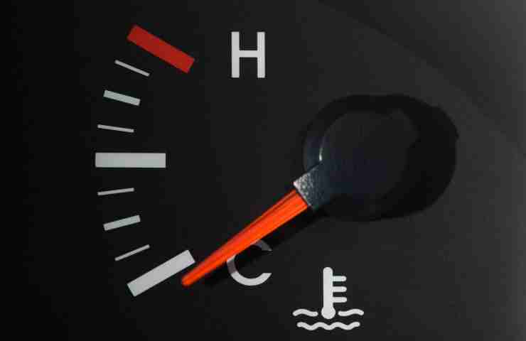 L'indicatore della temperatura del liquido refrigerante dell'auto. (Web)