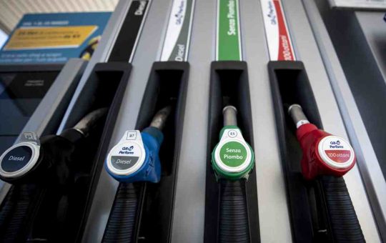 Caro carburante. Come risparmiare benzina e tagliare i consumi dell'auto con un dettaglio. (ANSA)
