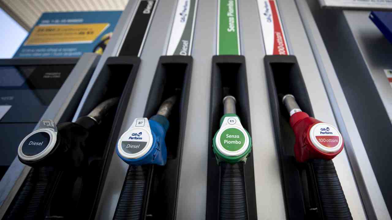 Caro carburante. Come risparmiare benzina e tagliare i consumi dell'auto con un dettaglio. (ANSA)