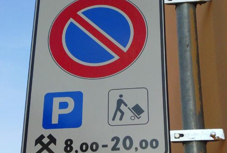 Parcheggiare nel "carico-scarico": il trucco è informarsi e leggere bene