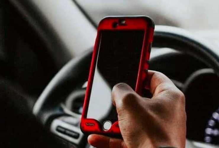 Cellulare alla guida, sanzioni pesantissime per le violazioni del Codice della Strada