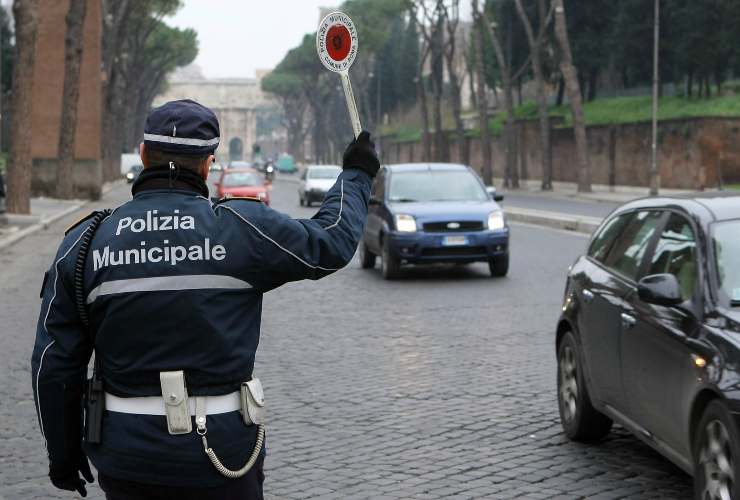 Segnale di arresto di un agente del traffico, per le violazioni si rischiano gravissime sanzioni