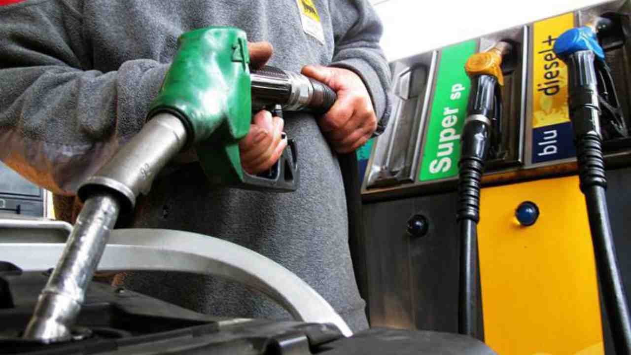 Rifornimento benzina, ecco come risparmiare