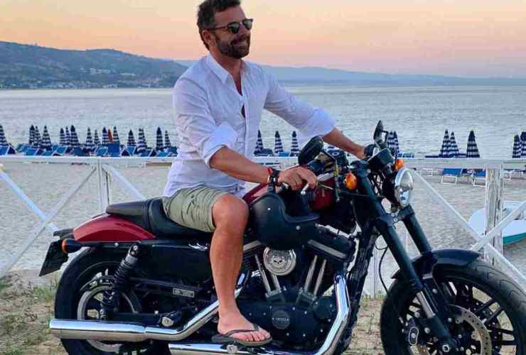 Alberto Matano in sella ad una bellissima Harley Davidson