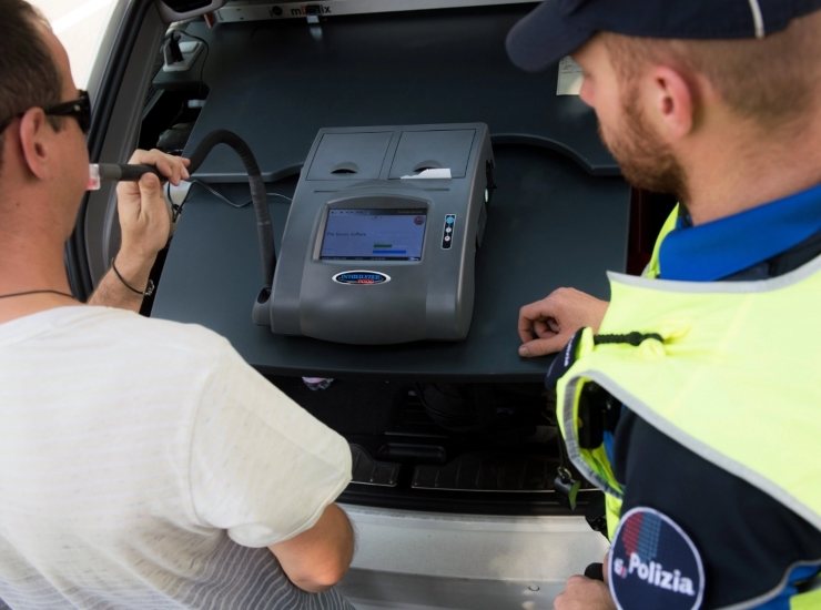 Uomo della polizia fa eseguire l'alcool test a una persona.