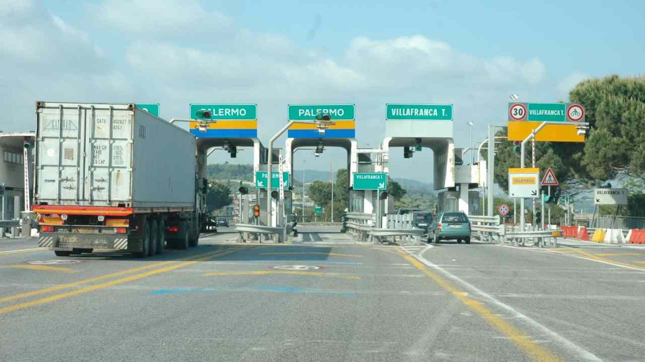 Guida in autostrada, con questo oggetto in auto non devi avere paura di ...