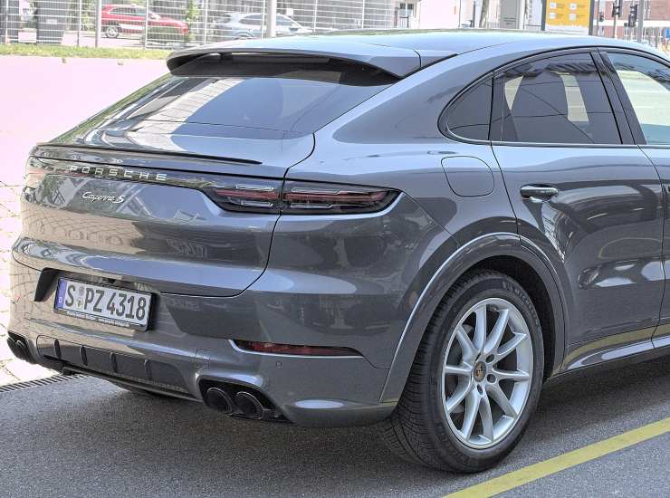 Retro della Porsche Cayenne grigia.