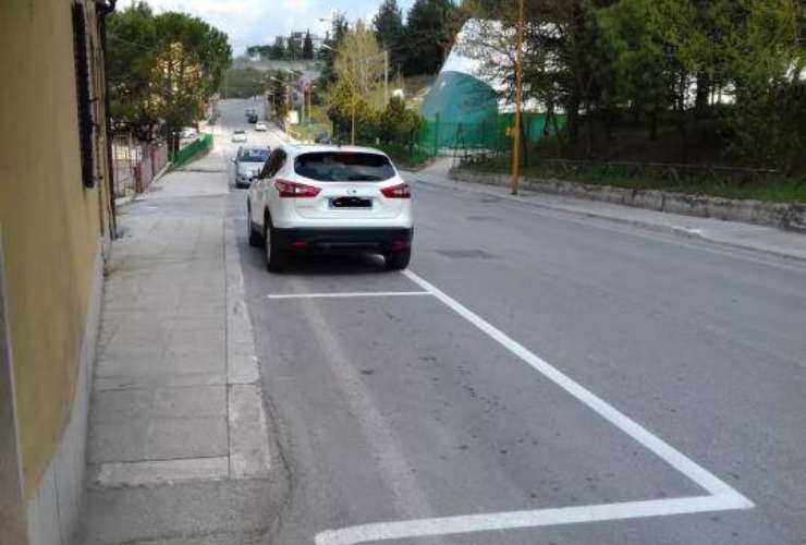 Strisce bianche e disposizione parallela al senso di marcia, classico parcheggio consentito