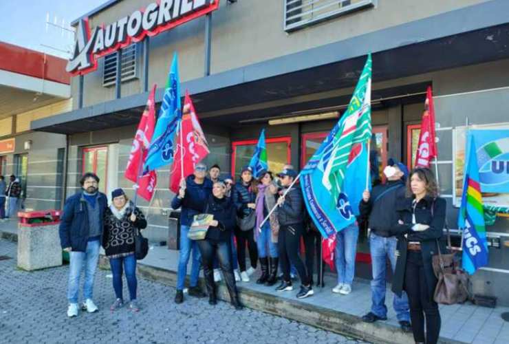 Protesta lavoratori: alla fine l'Autogrill di Potenza riapre