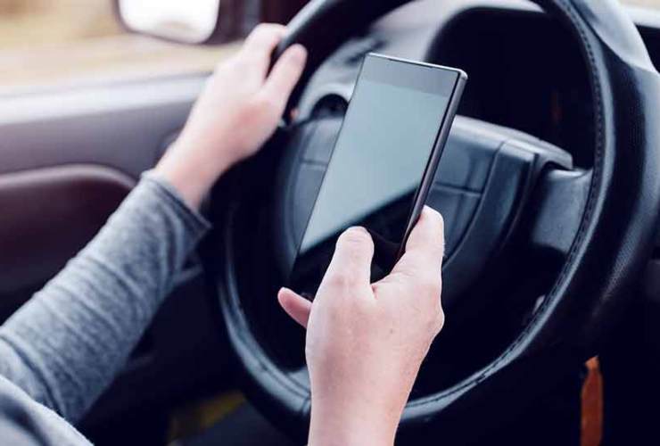 Multa per l'uso dello smartphone in auto, arrivano stangate