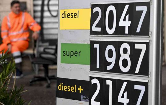 Prezzi benzina alle stelle, via a nuovi trucchi per risparmiare