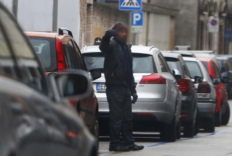 Parcheggiatore abusivo in azione: come comportarci