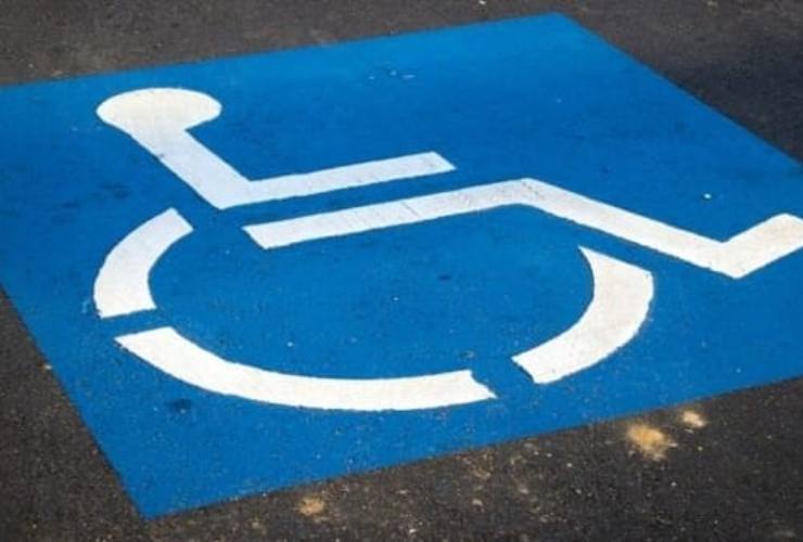 Un comportamento scorretto, punito giustamente dal Codice della Strada: il parcheggio riservato ai disabili