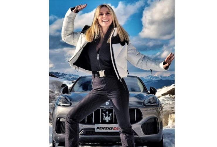 Serena Autieri su Instagram, scatto col Tridente Maserati