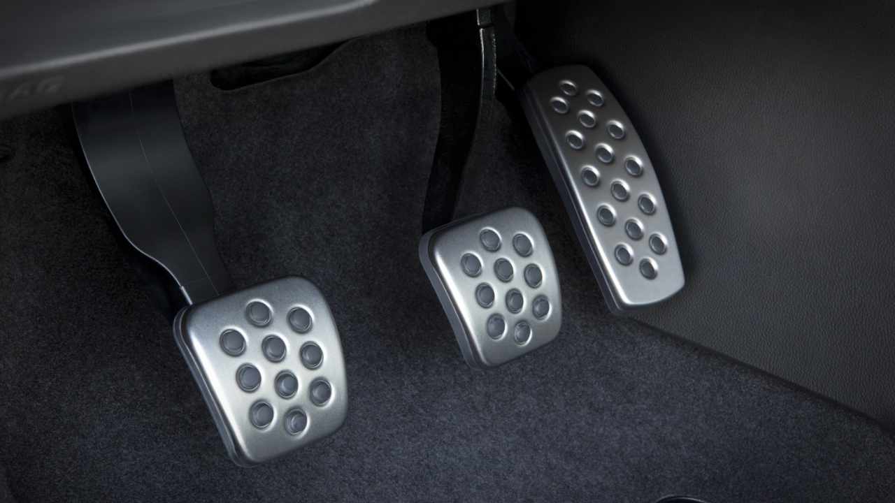 pedali-auto-freno-funzione-auto-hold-solomotori.it