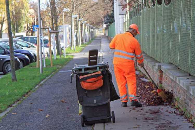 ripagare-il-debito-spazzando-la-strada-solomotori.it