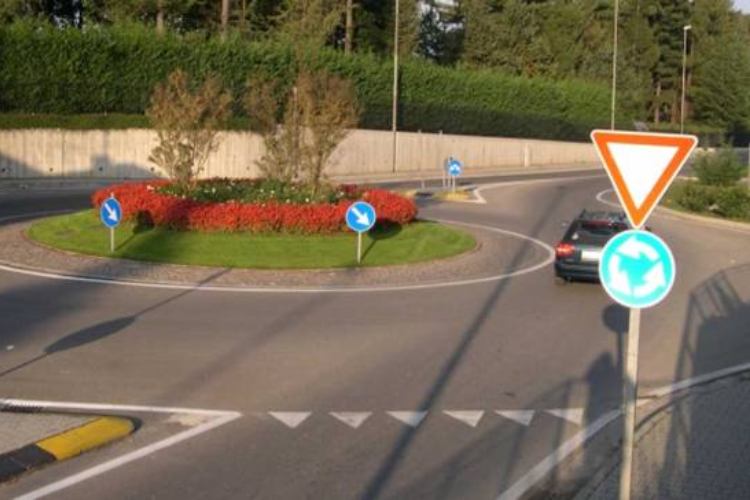 rotonda-carretera-señales-solomotori.it