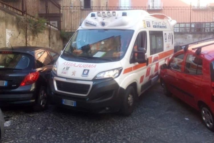 ambulanza-bloccata-dalle-auto-solomotori.it