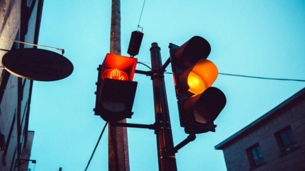 Ultim’ora SEMAFORI – ufficiale, non si passa più col VERDE: dal 1° luglio scatta la regola del ‘nuovo colore’, adeguati o ti svuotano le tasche