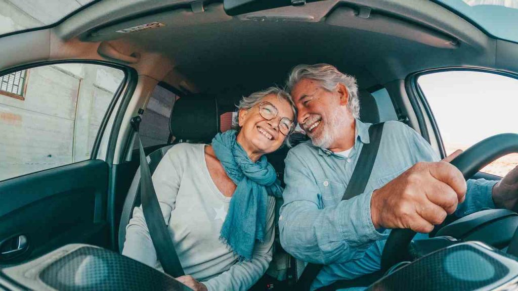 “Hai 69 anni? E allora puoi guidare solo il carrello della spesa”: ufficiale dal Governo lo stop agli anziani, non possono guidare