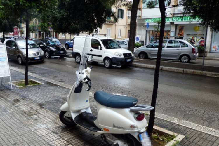 scooter-parcheggiata-su-marciapiede-solomotori.it