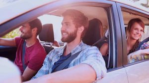 ADDIO PASSEGGERI a bordo: ufficiale, da Luglio scatta il divieto, in auto non puoi portare neanche mamma e papà