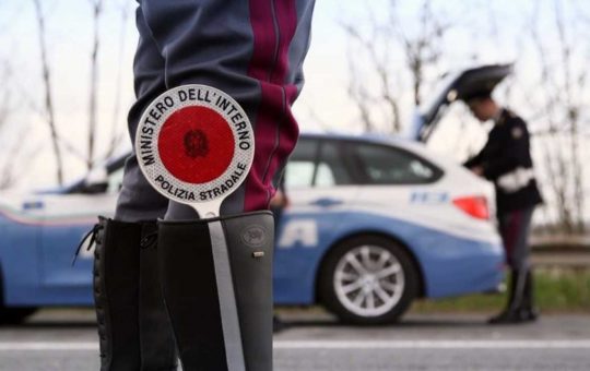 polizia-stradale-multa-ciclista-bici-taglio-punti-patente-solomotori.it