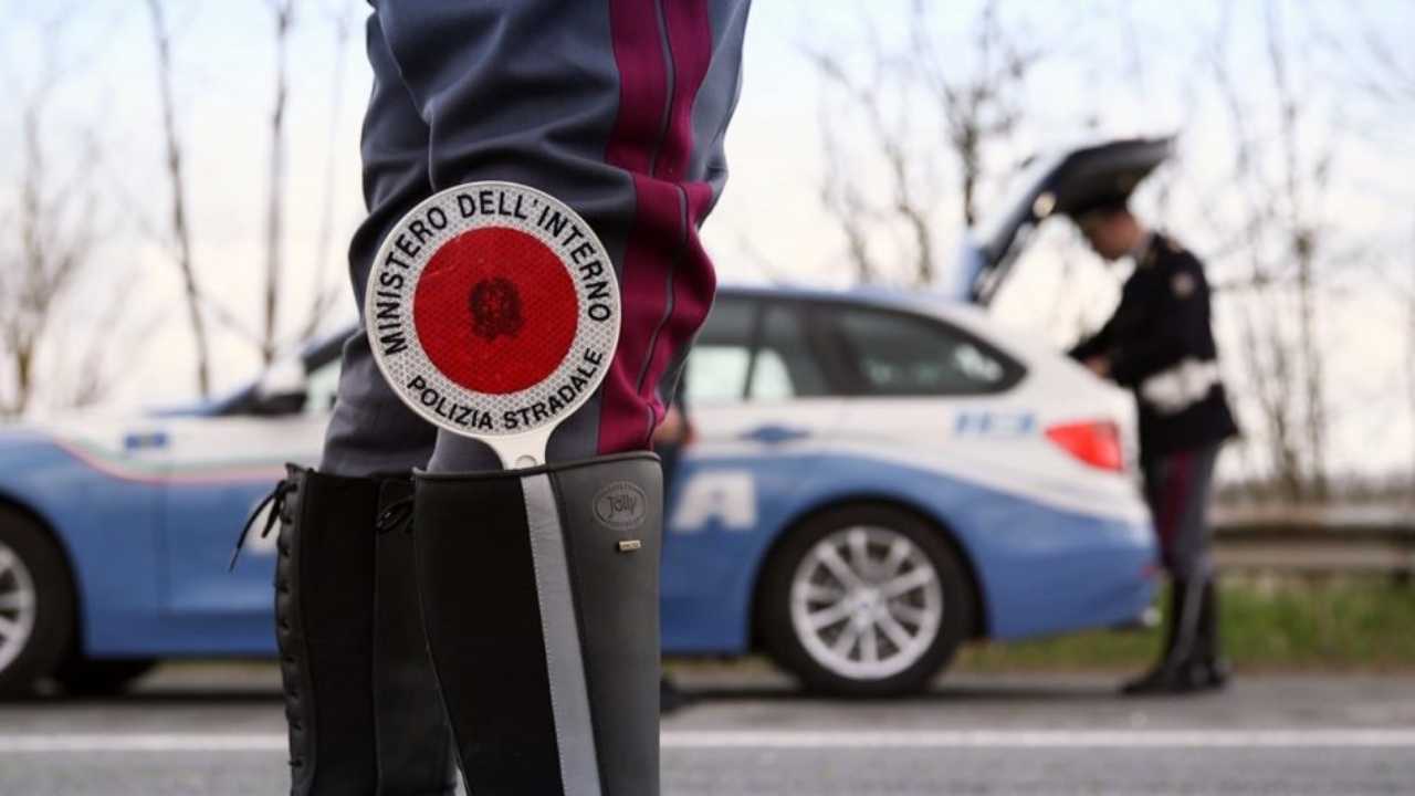 polizia-stradale-multa-ciclista-bici-taglio-punti-patente-solomotori.it