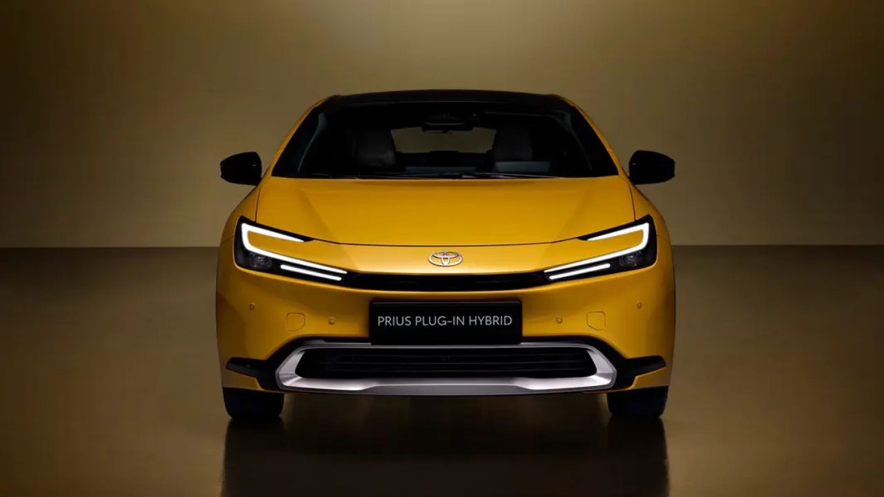 toyota-prius-plug-in-2023-solomotori.it