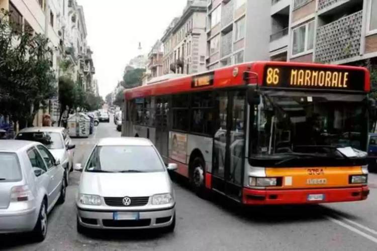 parcheggio-doppia-fila-interruzione-pubblico-servizio-solomotori.it